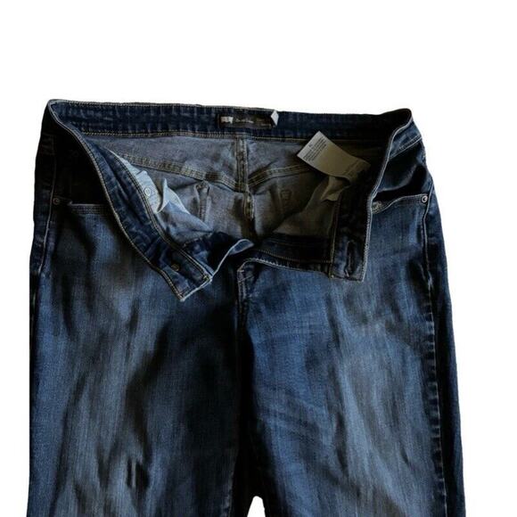 Levi’s Demi Curve Classic Rise Slim Leg Jeans Size 14/32 Faded Denim EUC - Picture 2 of 8